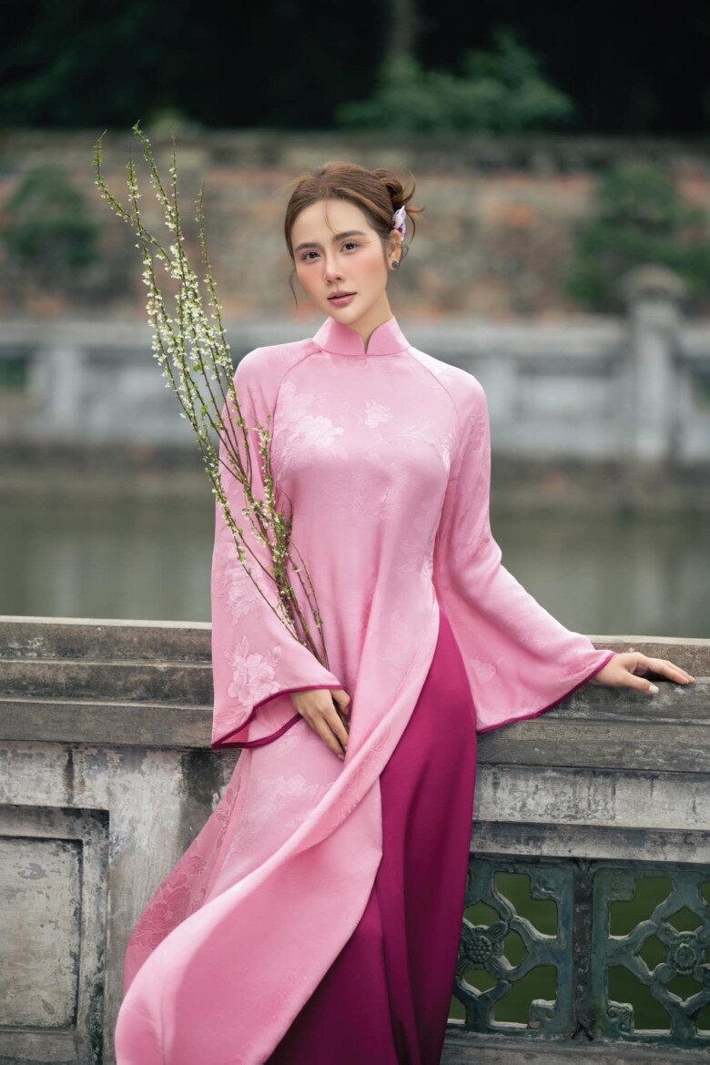 Huyền Lizzie không hề bị đơ, cứng mà vẫn rất tự nhiên, thanh thoát.