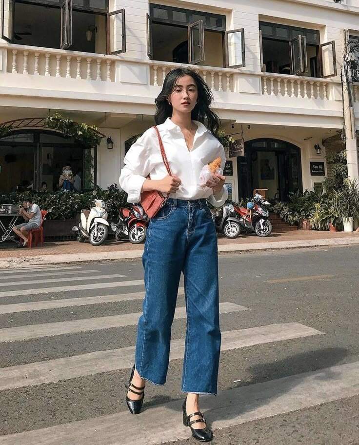 Mix quần jeans cạp cao ống suông với áo sơ mi oversized và đôi Mary Jane cao 3-5cm sẽ là điểm nhấn hoàn hảo cho outfit đi làm hoặc hẹn hò. 