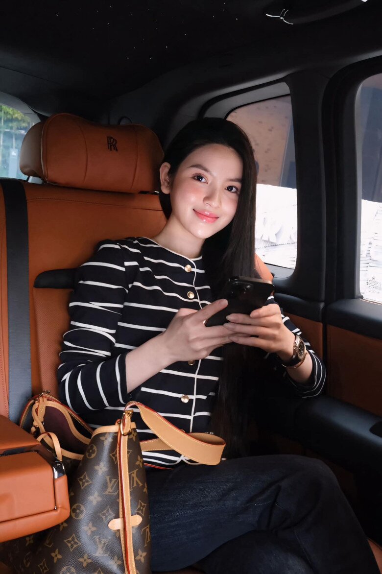 Chu Thanh Huyền thường đăng tải những hình ảnh check-in với đồ hiệu