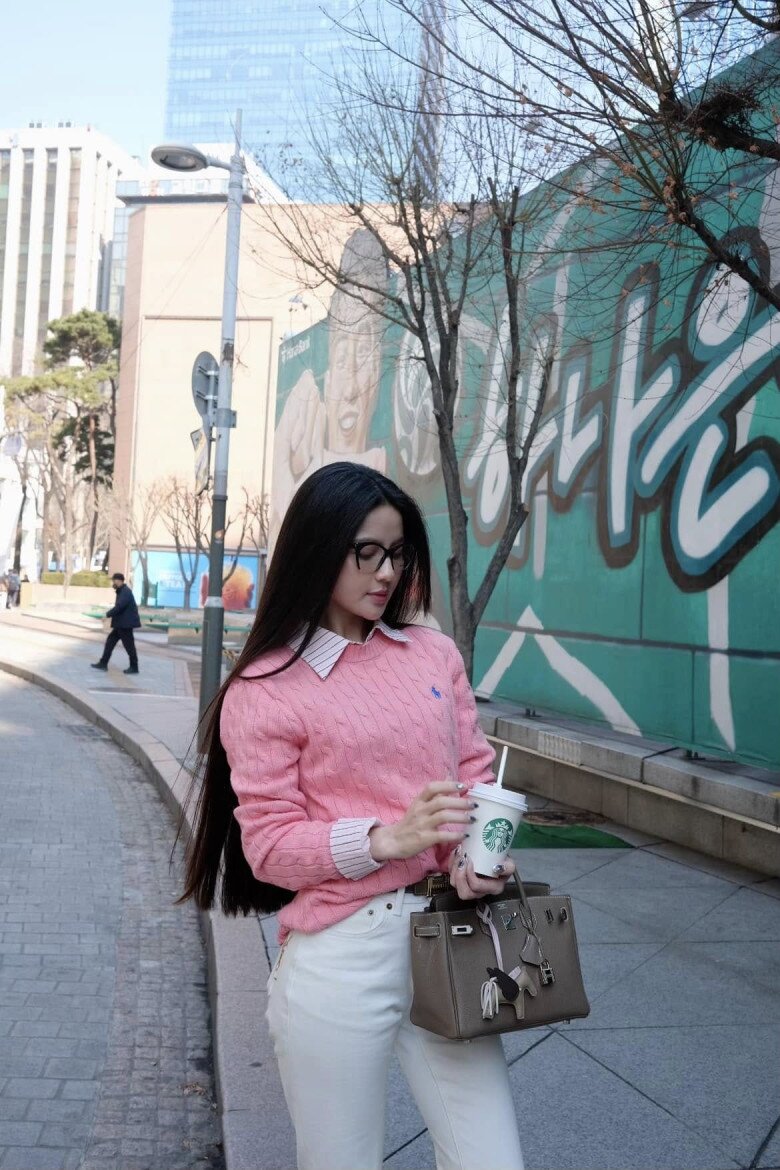 Có thể thấy, từ năm 2023 đến nay đã hơn 1 năm, Chu Thanh Huyền vẫn chưa chán món quà được ông xã tặng