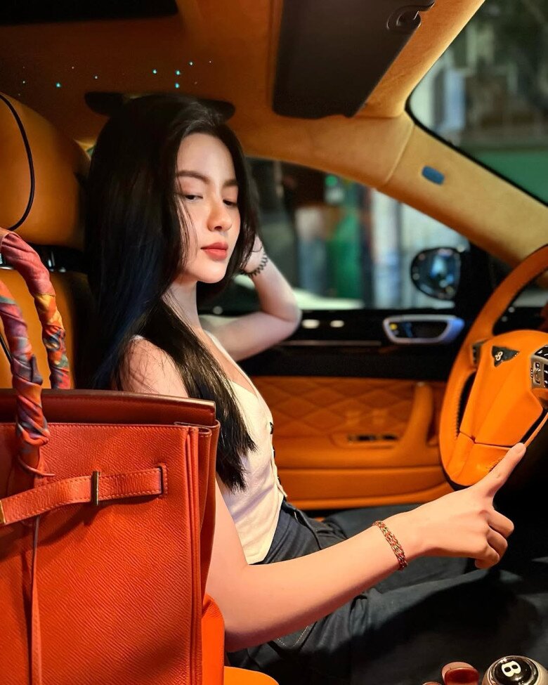 Chiếc túi Hermes Birkin 25 màu cam được Chu Thanh Huyền khoe gần đây
