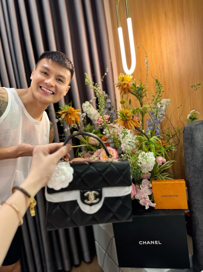 Quang Hải tặng túi hiệu cho Chu Thanh Huyền vào dịp 8/3, giá trị của chiếc túi Chanel này được ước tính lên đến 150 triệu