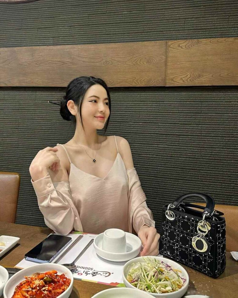 Trong một dịp khác, Chu Thanh Huyền khoe chiếc túi Dior với trị giá khoảng 130 triệu đồng