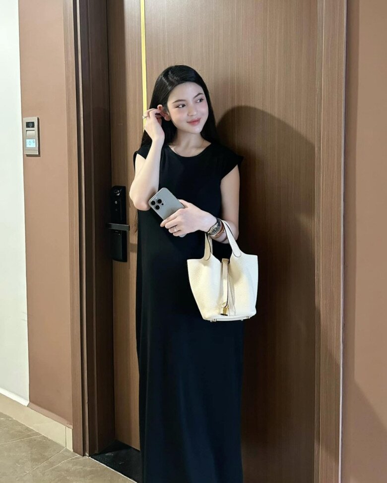 Đây là một chiếc túi khác trong bộ sưu tập túi của cô nàng với giá trị lên đến khoảng 80 triệu đồng đến từ thương hiệu Hermes