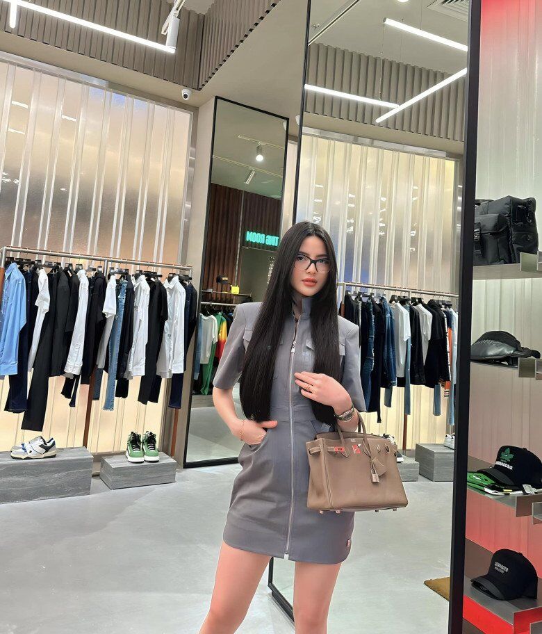 Cô nàng cũng yêu thích phối chiếc túi này khi đi check-in ở các cửa hàng thời trang sang chảnh