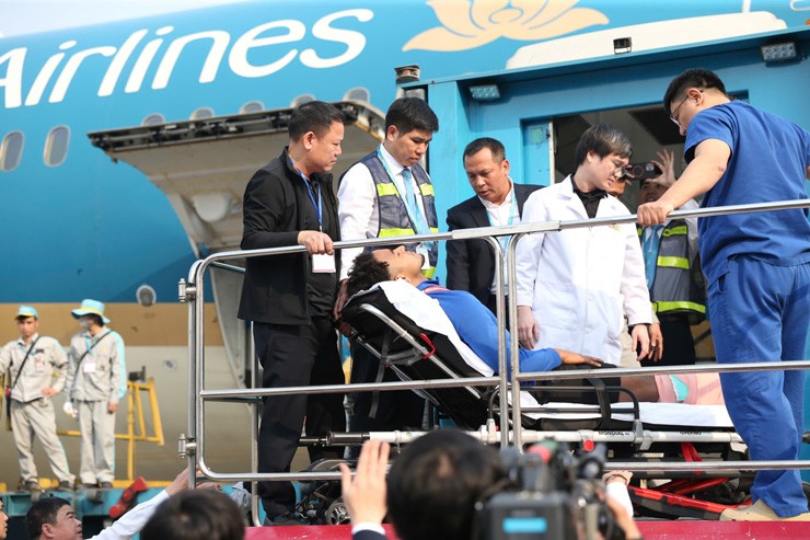 Hình ảnh hiếm thấy ĐT Việt Nam rước cúp về nước: Xuân Son amp;#34;vẽ trái timamp;#34; với Tiến Linh - 1