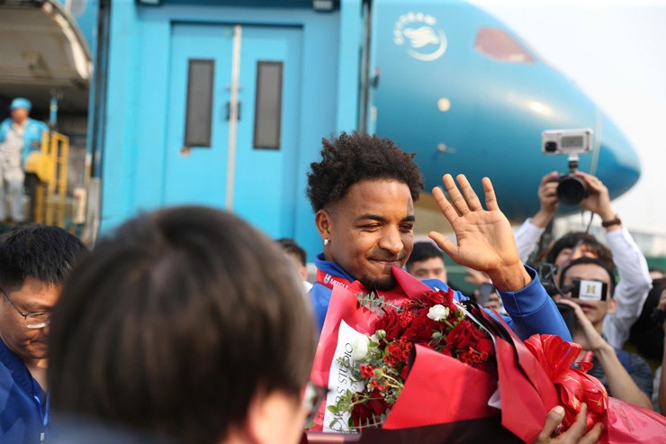 Hình ảnh hiếm thấy ĐT Việt Nam rước cúp về nước: Xuân Son amp;#34;vẽ trái timamp;#34; với Tiến Linh - 2