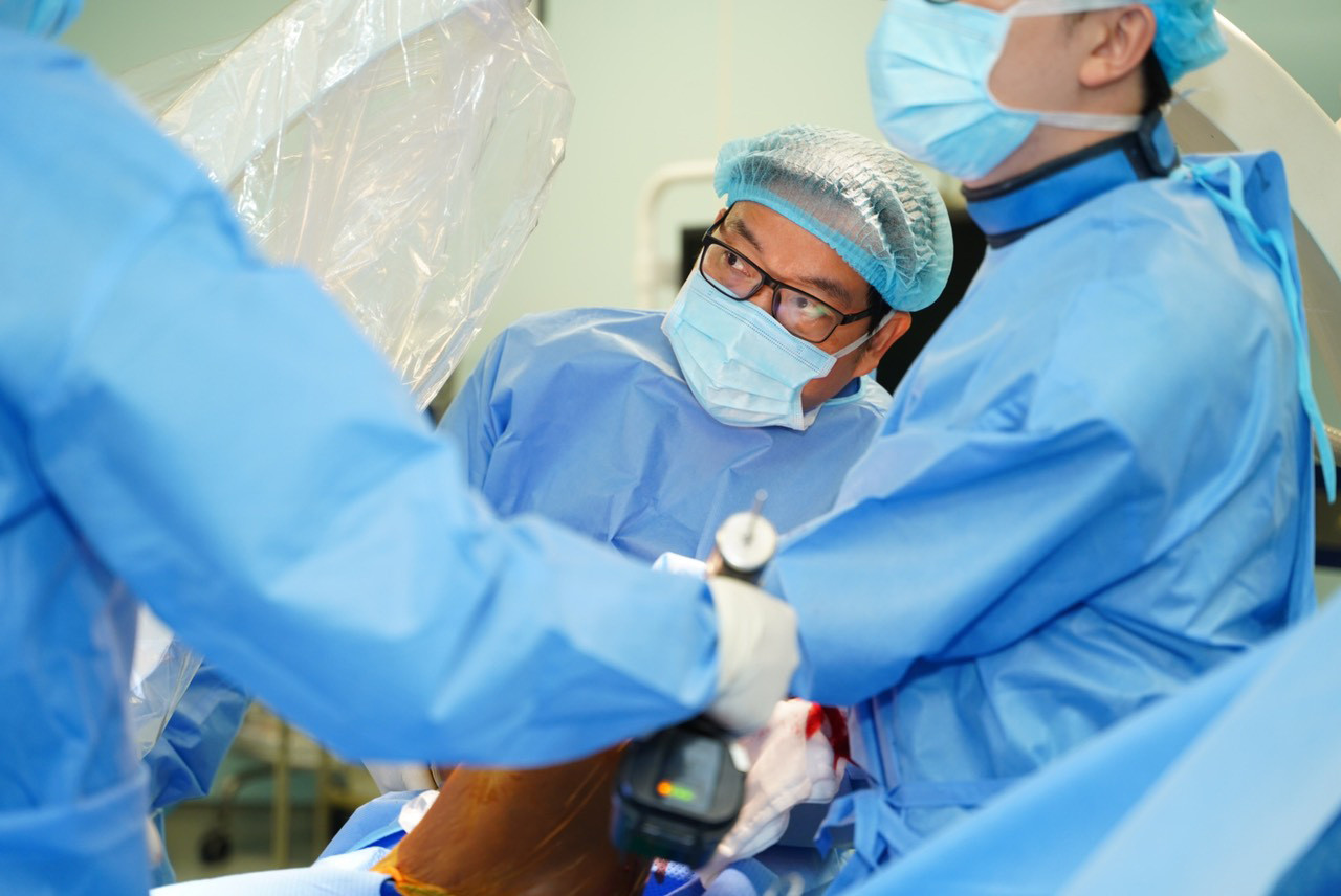 Giáo sư Dũng phẫu thuật cho nam tiền đạo. Ảnh: BVCC.