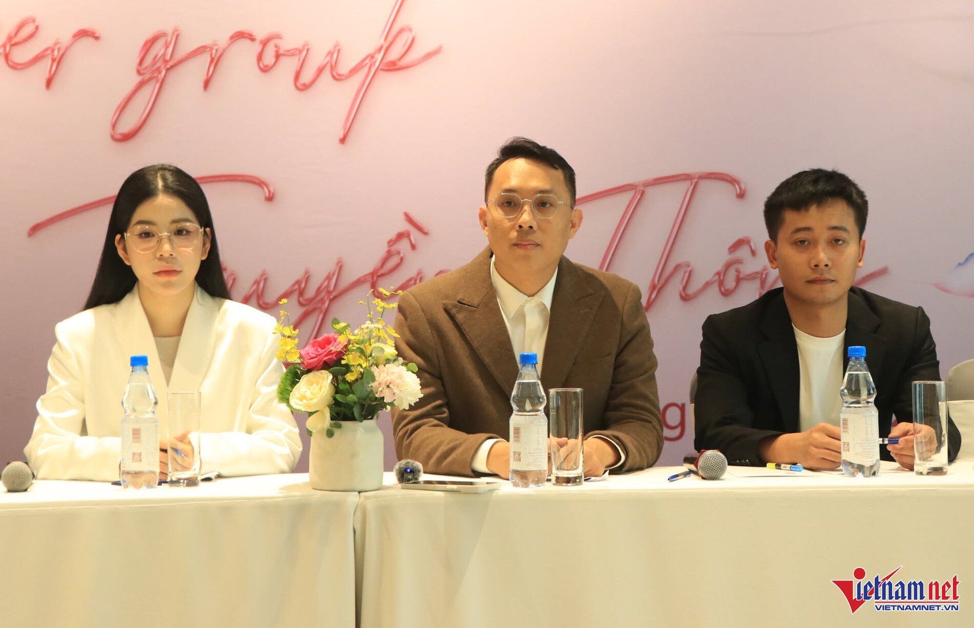 Hằng Du Mục, ông Lê Tuấn Linh và Quang Linh Vlogs.