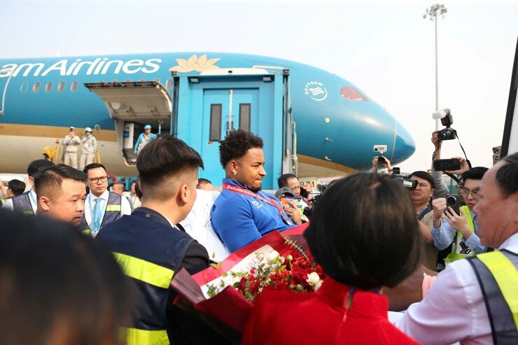 Hình ảnh hiếm thấy ĐT Việt Nam rước cúp về nước: Xuân Son amp;#34;vẽ trái timamp;#34; với Tiến Linh - 3