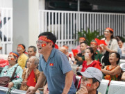 Sức khỏe - Tạm quên đau đớn, hàng trăm bệnh nhân vỡ òa khi tuyển Việt Nam hạ Thái Lan 2-1 trên sân Việt Trì