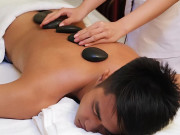 Sức khỏe - Từ trường hợp nghi đột quỵ khi đi massage, bác sĩ đưa lời khuyên lúc xoa bóp, bấm huyệt để tránh mất mạng