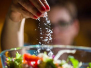 Bỏ ngay thói quen nấu nướng, ăn uống sai lầm này nếu không muốn cả gia đình bị loãng xương nhanh chóng!