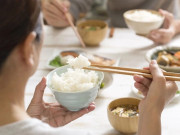 Sức khỏe - Ăn cơm nên chọn đũa tre, đũa gỗ hay inox? 10 người thì hết 9 trả lời sai đáp án vì loại tốt ít được lựa chọn