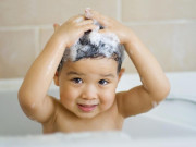 Sức khỏe - Khi mắc các bệnh giao mùa như cúm, sởi, thủy đậu trẻ nhỏ có cần kiêng tắm gội?