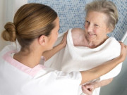 Sức khỏe - Có phải người già càng tắm nhiều thì tuổi thọ càng ngắn? Câu trả lời của bác sĩ đã giải đáp tất cả