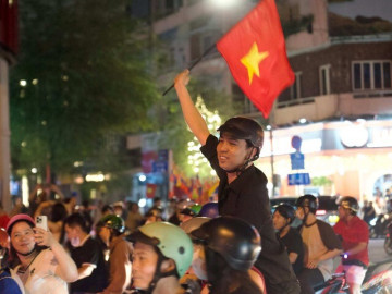 Triệu fan ăn mừng ĐT Việt Nam thắng Thái Lan, người hâm mộ ùa ra đường đi bão