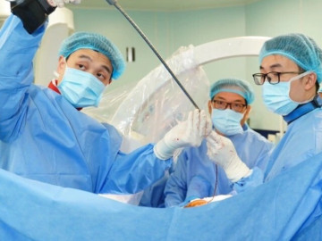 Xuân Son tỉnh lại sau ca mổ thành công, vận động nhẹ bàn chân