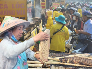 Phố cá lóc ở Sài Gòn "đắt như tôm tươi" ngày vía Thần Tài, tiểu thương làm không ngơi tay, thu nhập cả trăm triệu đồng