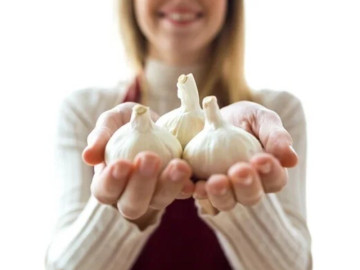 5 công dụng bất ngờ của việc ăn tỏi: Không chỉ tăng cường miễn dịch mà còn là lá chắn bảo vệ tim, gan
