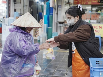 Ở Hà Nội có nhóm bạn trẻ 12 năm tặng cơm 5.000 đồng cho bệnh nhân: Một cách từ thiện để không ai thấy mặc cảm