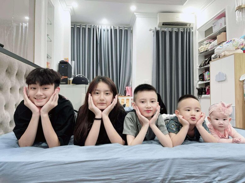 Hot mom Hà Nội càng đẻ càng đẹp, được chồng cưng như trứng, cứ định dừng thì lại amp;#34;dính bầuamp;#34;, kết quả làm mẹ 5 con - 4