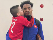 Yêu con - Bức ảnh chụp khoảnh khắc con trai Duy Mạnh hôn má Xuân Son sau chiến thắng Việt Nam - Thái Lan gây xúc động