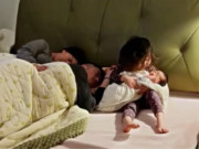 Yêu con - Camera ghi cảnh đôi vợ chồng ôm nhau lúc nửa đêm, hành động của con gái khiến cõi mạng xôn xao