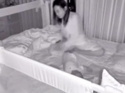 Yêu con - Camera ghi lại cảnh tượng nửa đêm mẹ bỉm trẻ làm hành động mất kiểm soát với con sơ sinh khiến ai nấy điếng người