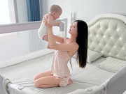 Yêu con - Bảo mẫu xinh đẹp đăng hình chụp thân thiết với con trai lên mạng, vừa nhìn thấy chồng tôi lập tức đòi đuổi việc