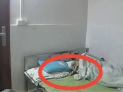 Yêu con - Mẹ bận việc để con lớn chăm em, kiểm tra camera thấy cảnh tượng trên giường ngủ mà xót xa