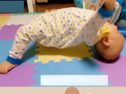 Yêu con - Con 8 tháng tuổi liên tục tạo dáng kỳ lạ, mẹ nhanh chóng quay video để cầu cứu, cư dân mạng không khỏi sửng sốt