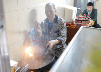 Chủ quán trình diễn múa lửa