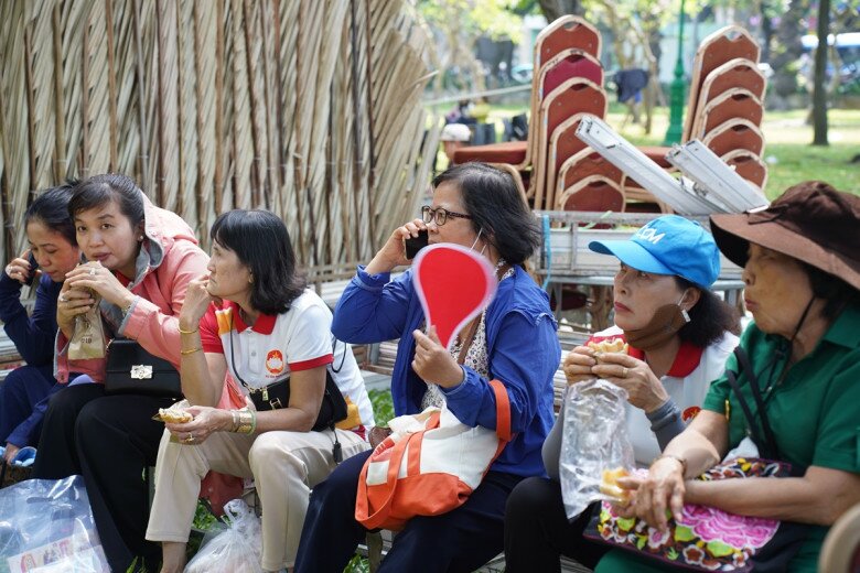 Chị Nguyễn Thị Diễm Thu (Q.3, TP.HCM) chia sẻ: Bánh mì không chỉ là món ăn sáng quen thuộc mà còn là biểu tượng của ẩm thực Việt Nam. Tôi rất vui khi thấy lễ hội ngày càng lớn mạnh, thu hút đông đảo người dân và du khách quốc tế.