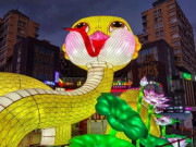 Lifestyle - Vẻ ngoài độc lạ của linh vật rắn khổng lồ trên phố đi bộ gây tranh cãi