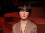 Đẹp - Song Hye Kyo hóa tổng tài quyền lực nhưng có điểm hơi tiếc tại show Fendi