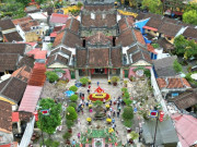 Lifestyle - Chùa cổ hút khách nhất Hội An, treo 500 vòng hương 'khủng' cháy 30 ngày mới hết