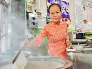 Lifestyle - Chủ quán diện áo dài bán bánh cuốn hơn 60 năm ở TP.HCM
