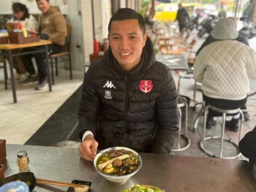 Quán bún 'ruột' của thủ môn Đình Triệu hút khách, cô chủ bán 300 suất mỗi ngày