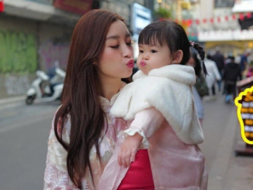 Bộ váy của con gái Hoa hậu Đỗ Mỹ Linh có gì đặc biệt mà ai nhìn cũng chú ý?