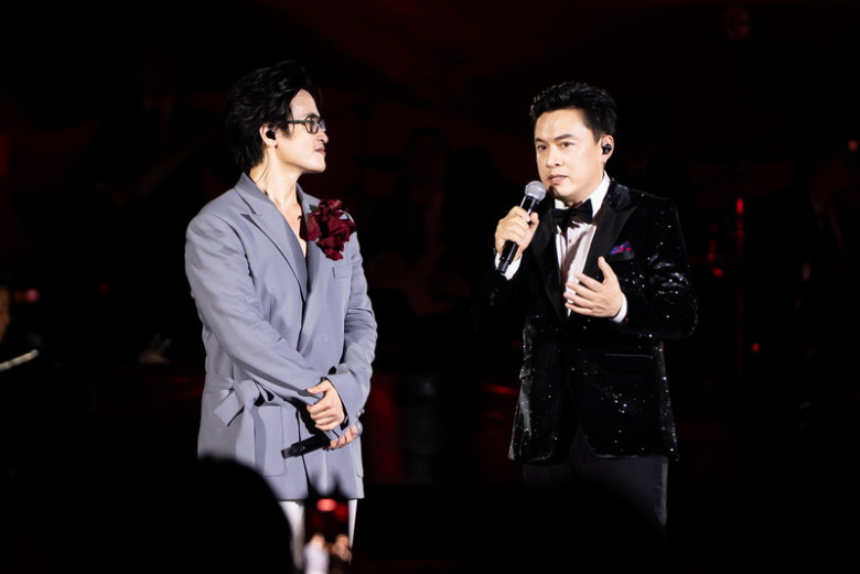 Lam Trường và Hà Anh Tuấn song ca nhiều bản hit trong sự nghiệp của cả 2: Tình thôi xót xa, 999 Đóa hồng, Tiễn bạn lên đường, Mưa phi trường...