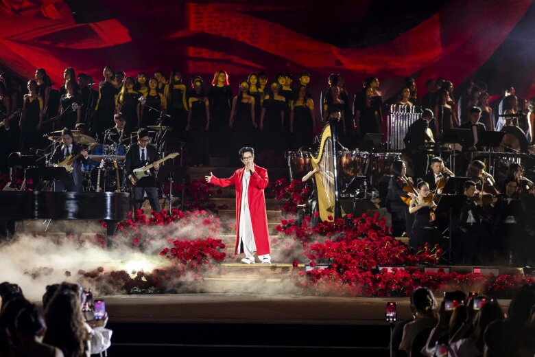 Dưới sự chỉ huy của Nhạc trưởng Trần Nhật Minh, giám đốc âm nhạc Nguyễn Hữu Vượng cùng sự hỗ trợ của dàn nhạc hùng hậu gần 150 nghệ sĩ từ ban nhạc, dàn nhạc dây, hợp xướng đến nhóm bè, tất cả đã hòa quyện để tạo nên những bản giao hưởng đầy mê hoặc.