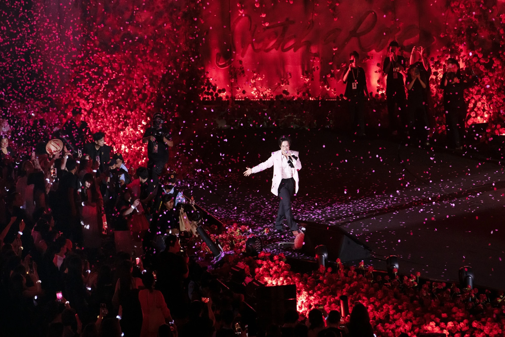 Lần đầu tiên Hà Anh Tuấn quy tụ dàn nhạc lớn như vậy, với những tên tuổi hàng đầu của làng nhạc Việt như ban nhạc Crystal Band, dàn nhạc giao hưởng Saigon Pops Orchestra, dàn hợp xướng Saigon Choir. 