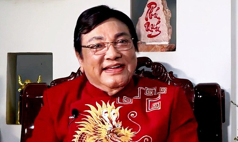 Ở tuổi gần 80, nghệ sĩ Phú Quý vẫn vui vẻ và nhanh nhẹn.