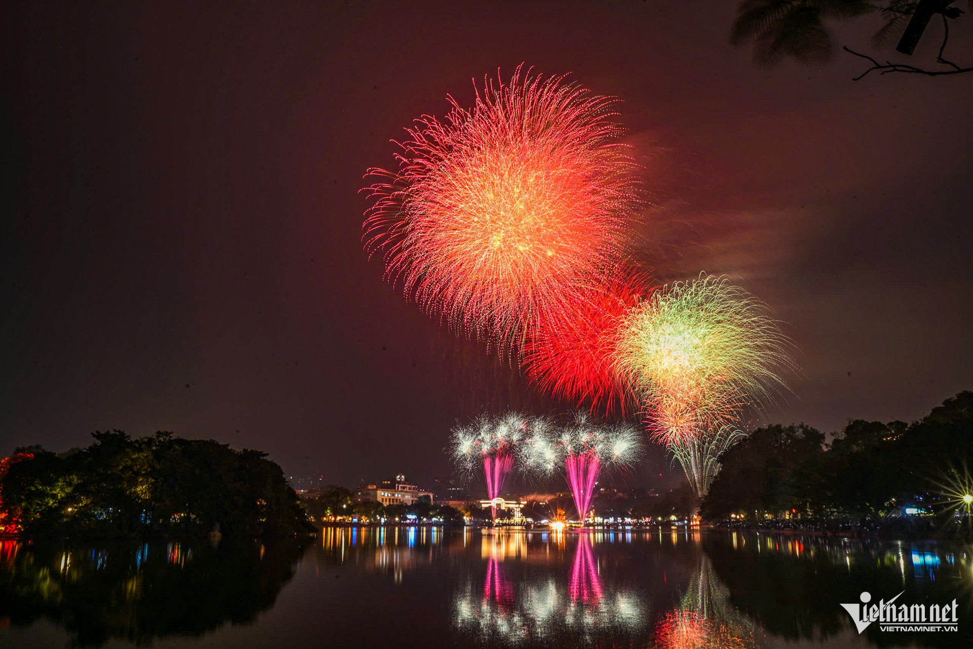 Pháo hoa rực sáng bầu trời Hà Nội, TPHCM chào năm mới 2026 - 1