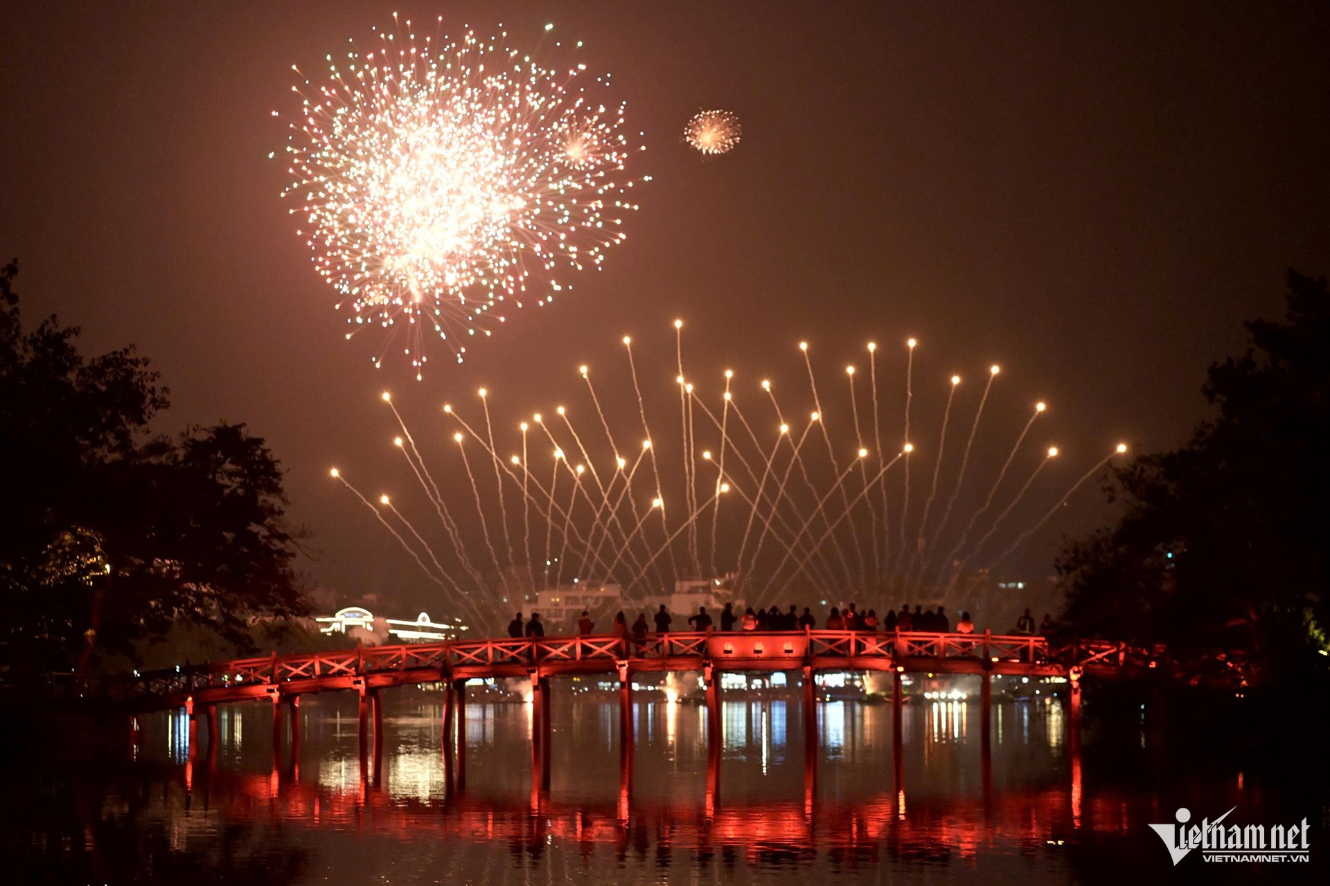 Pháo hoa rực sáng bầu trời Hà Nội, TPHCM chào năm mới 2026 - 2