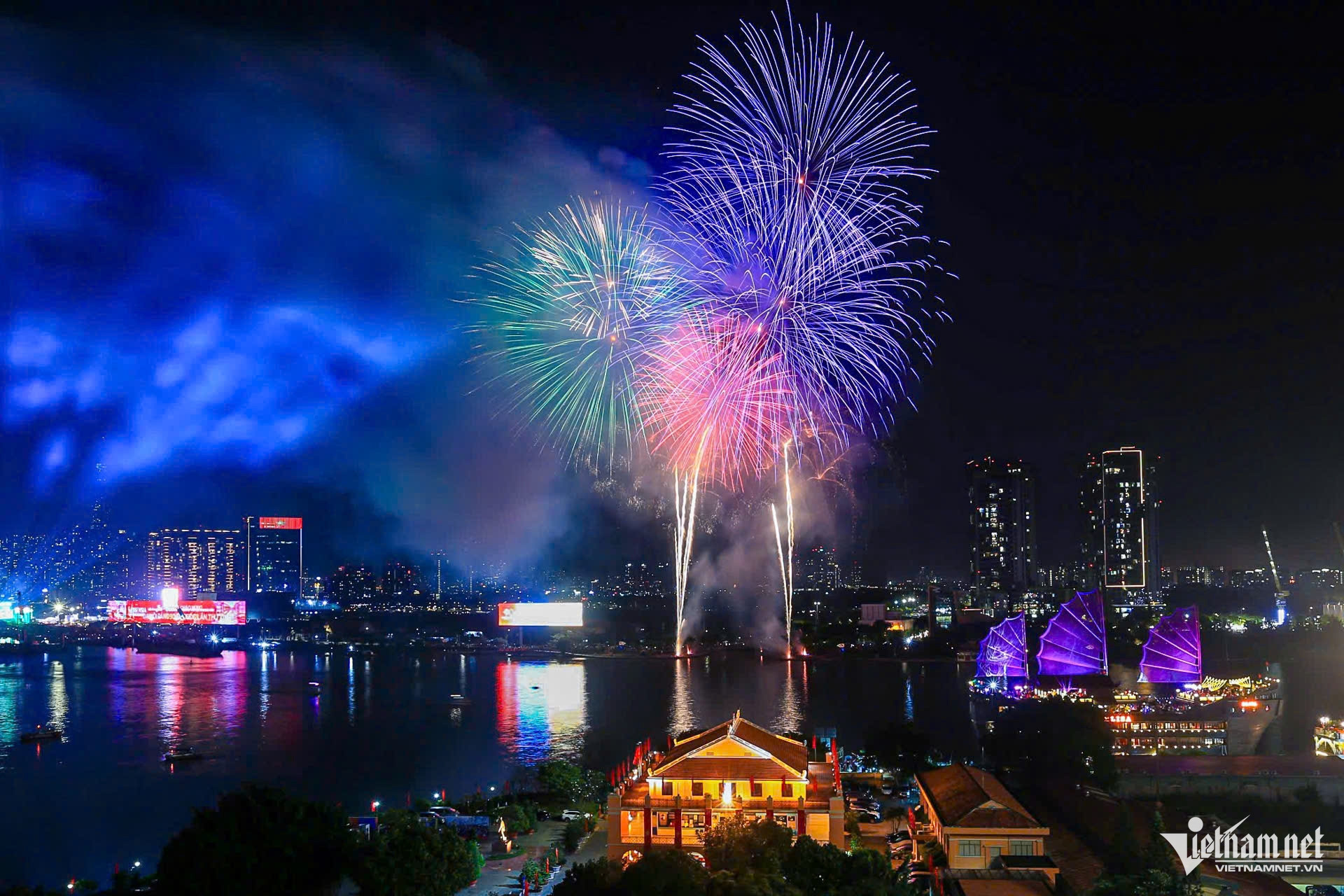 Pháo hoa rực sáng bầu trời Hà Nội, TPHCM chào năm mới 2026 - 6