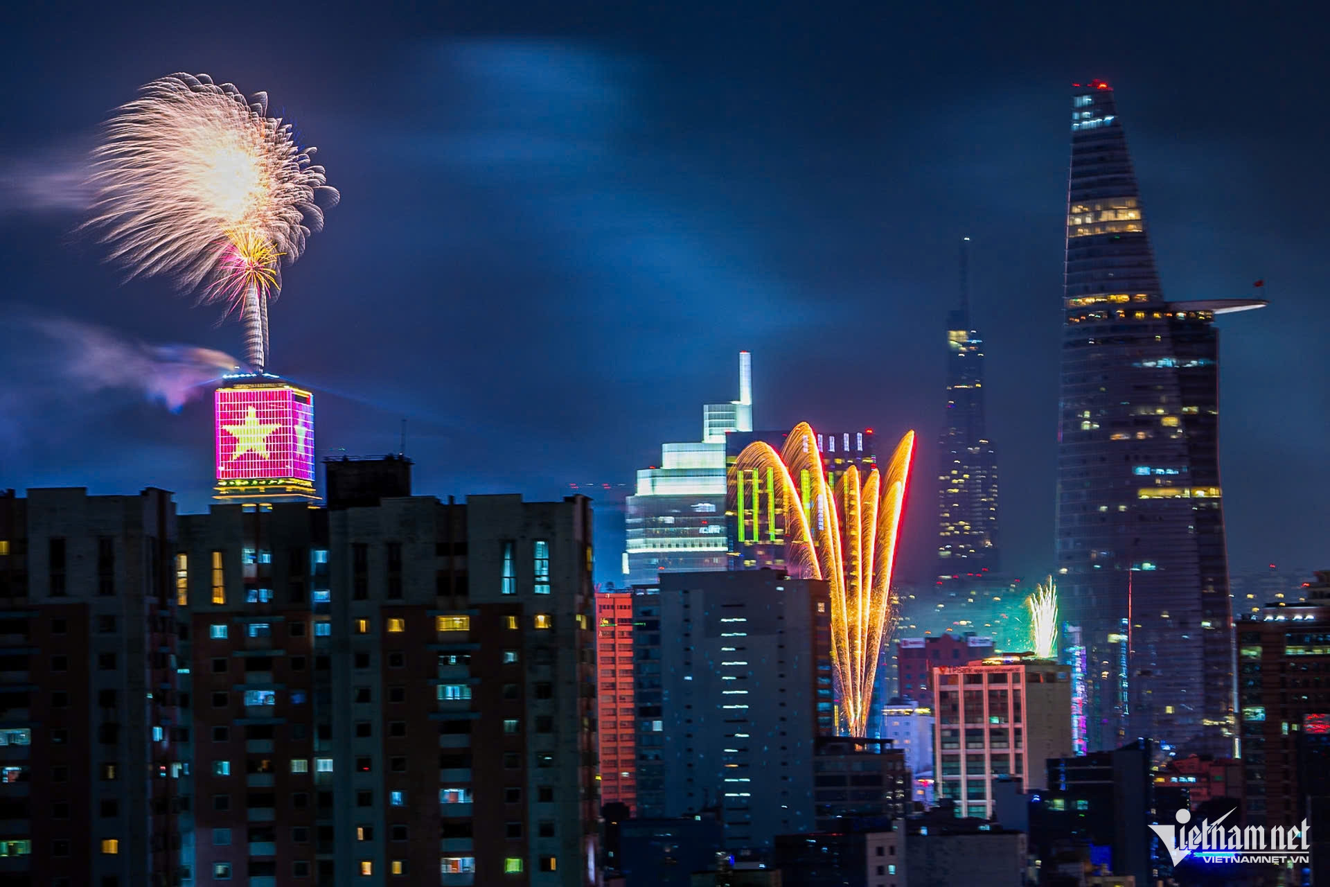 Pháo hoa rực sáng bầu trời Hà Nội, TPHCM chào năm mới 2026 - 7