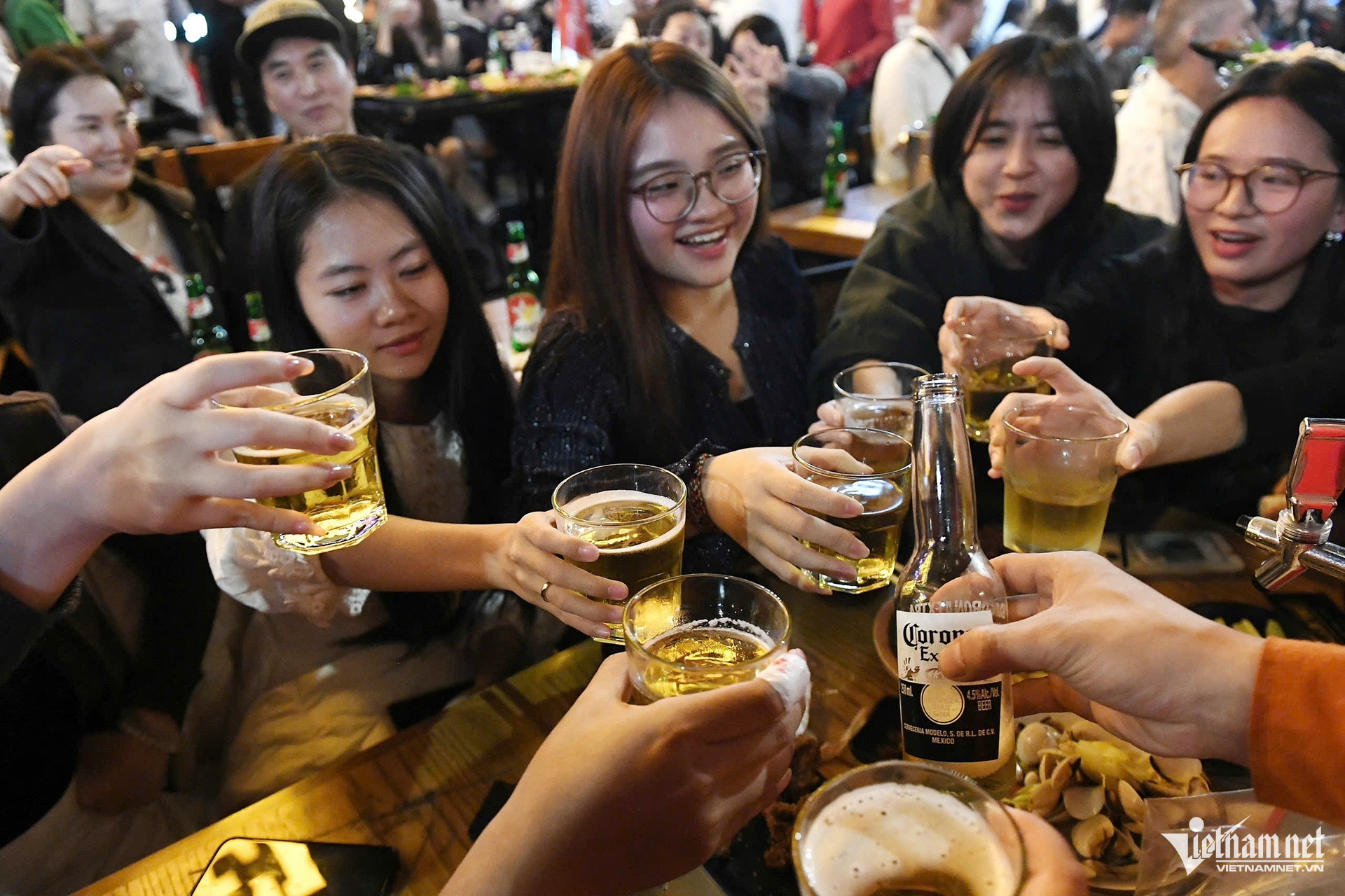 Pháo hoa rực sáng bầu trời Hà Nội, TPHCM chào năm mới 2026 - 14