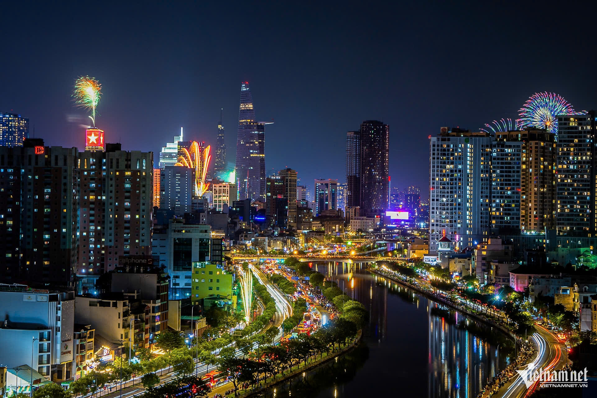 Pháo hoa rực sáng bầu trời Hà Nội, TPHCM chào năm mới 2026 - 17